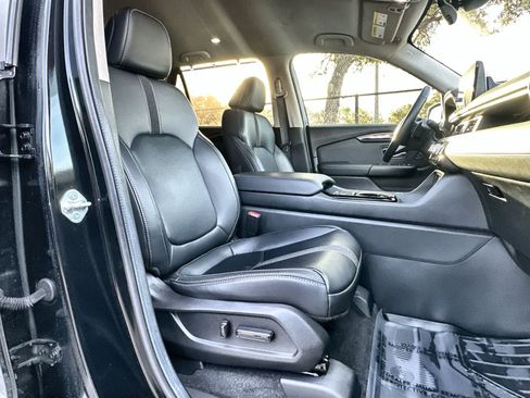 Used 2025 Honda Pilot EX-L image 9