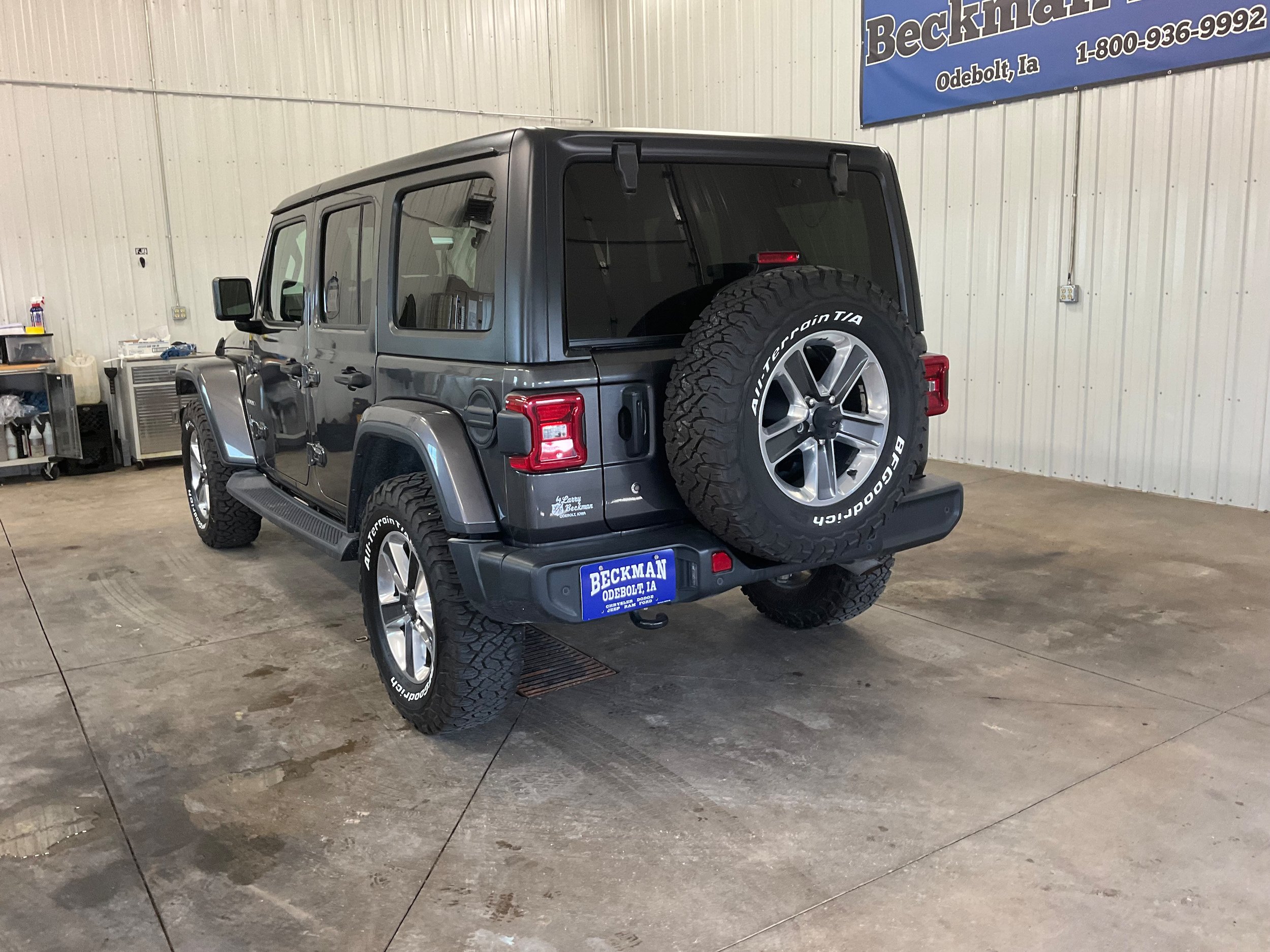 Used 2018 Jeep Wrangler Unlimited Sahara AWD/4WD image 3