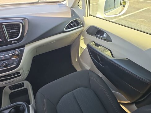 Used 2020 Chrysler Pacifica Touring image 12