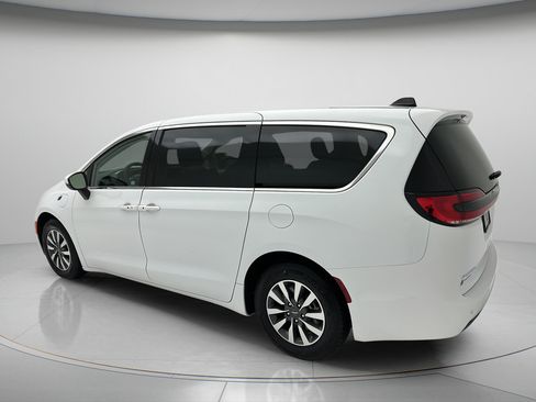 Used 2023 Chrysler Pacifica Touring-L FWD image 6