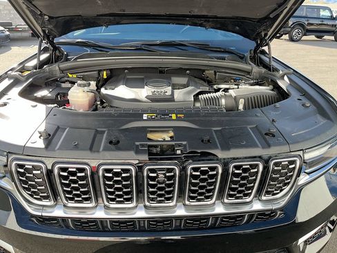 Used 2023 Jeep Grand Cherokee Summit AWD/4WD image 33