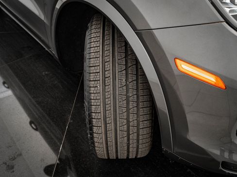 Certified 2022 Porsche Cayenne E-Hybrid w/ Premium Package image 56