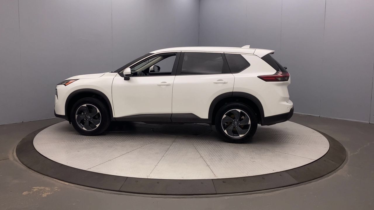 Used 2025 Nissan Rogue SV AWD/4WD image 2