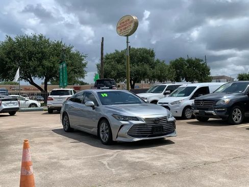 Used 2019 Toyota Avalon XLE w/ Moonroof Package FWD image 3
