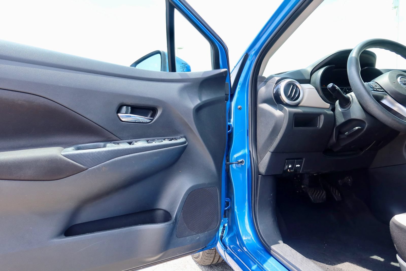 Used 2021 Nissan Versa SV FWD image 11
