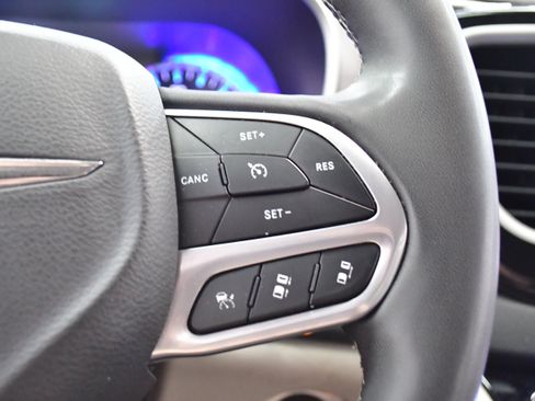 Used 2023 Chrysler Pacifica Touring-L FWD image 25