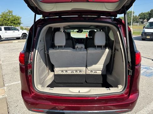 Used 2017 Chrysler Pacifica Limited w/ UConnect Theater Package FWD image 15