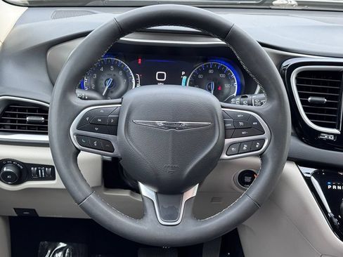 Used 2023 Chrysler Pacifica Touring-L FWD image 7