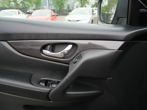 Used 2019 Nissan Rogue SV AWD/4WD image 15