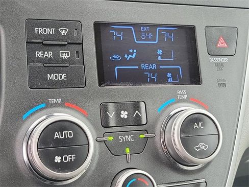 Used 2020 Toyota Sienna LE w/ Carpet Mat Package image 15