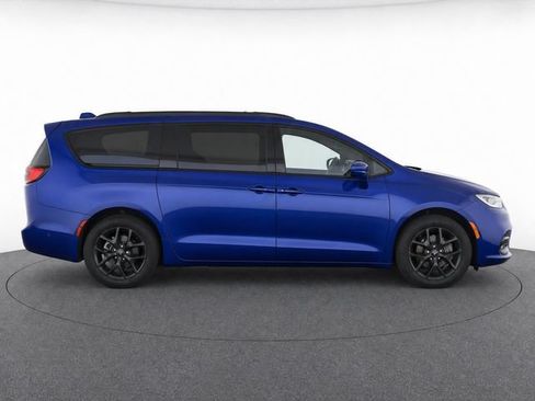 Used 2018 Chrysler Pacifica Touring-L w/ Premium Audio Group FWD image 4
