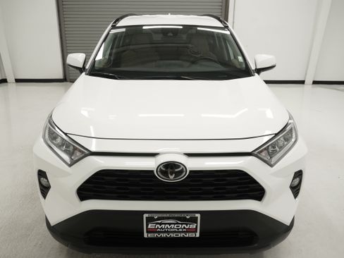 Used 2020 Toyota RAV4 XLE FWD image 2