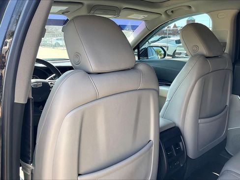 Used 2023 Cadillac XT4 Luxury w/ Cold Weather Package FWD image 11