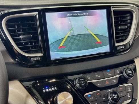 Used 2024 Chrysler Pacifica Touring-L FWD image 13