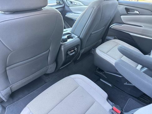 Used 2025 Chevrolet Traverse LT image 12