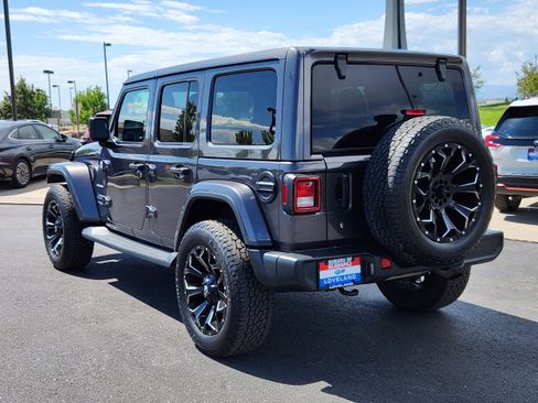 Used 2018 Jeep Wrangler Unlimited Sahara AWD/4WD image 3