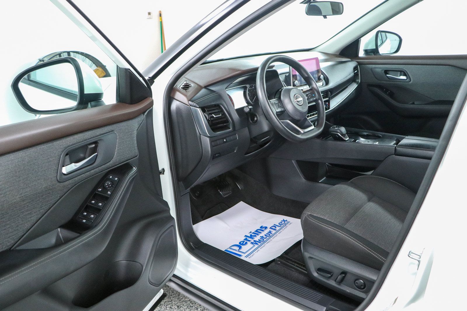 Used 2022 Nissan Rogue SV FWD image 3