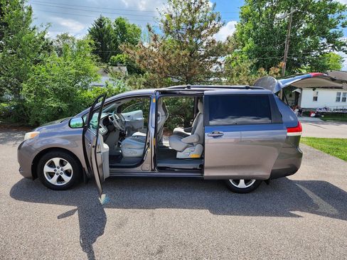 Used 2014 Toyota Sienna LE FWD image 27
