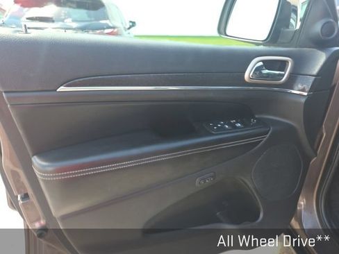 Used 2017 Jeep Grand Cherokee Limited AWD/4WD image 10