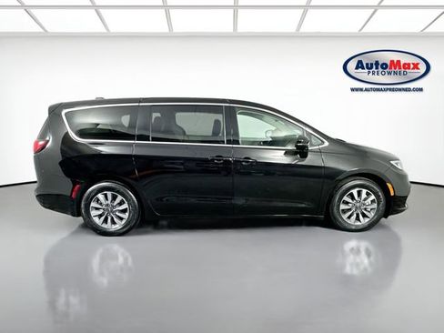 Used 2024 Chrysler Pacifica Select image 10