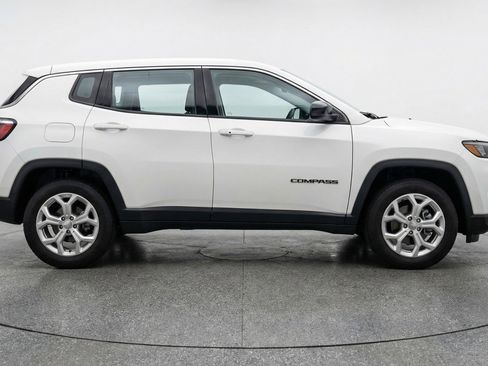 Used 2025 Jeep Compass Latitude image 11
