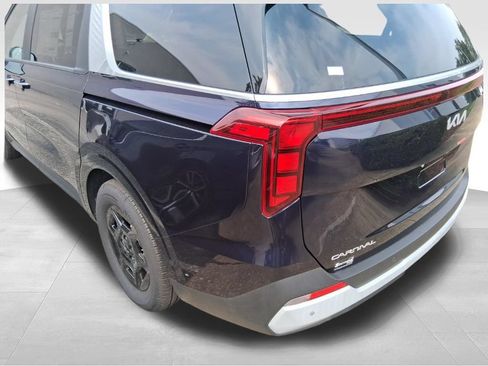 Certified 2026 Kia Carnival FWD image 9