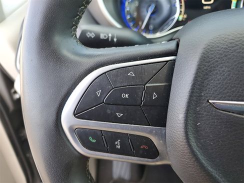 Used 2022 Chrysler Pacifica Touring-L image 17