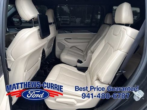 Used 2023 Jeep Grand Cherokee L Limited w/ Luxury Tech Group II AWD/4WD image 12