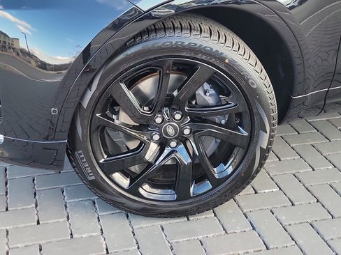 Used 2025 Land Rover Discovery Dynamic SE image 12