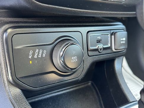 Certified 2023 Jeep Renegade Latitude image 19