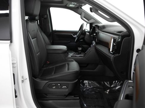 Used 2025 GMC Sierra 1500 Denali w/ Technology Package AWD/4WD image 11