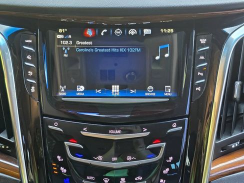 Used 2018 Cadillac Escalade Luxury AWD/4WD image 26