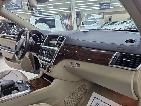 Used 2014 Mercedes-Benz GL 550 4MATIC image 23