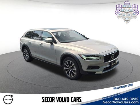 Used 2025 Volvo V90 B6 Cross Country Plus AWD/4WD image 3