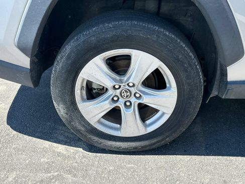 Used 2021 Toyota RAV4 LE AWD/4WD image 4