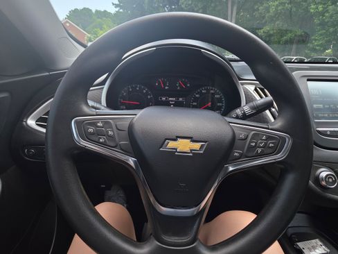 Used 2018 Chevrolet Malibu LS w/ LPO, Convenience Package 1 FWD image 9