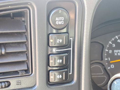 Used 2005 GMC Sierra 1500 SLE w/ Light Duty Power Package AWD/4WD image 10