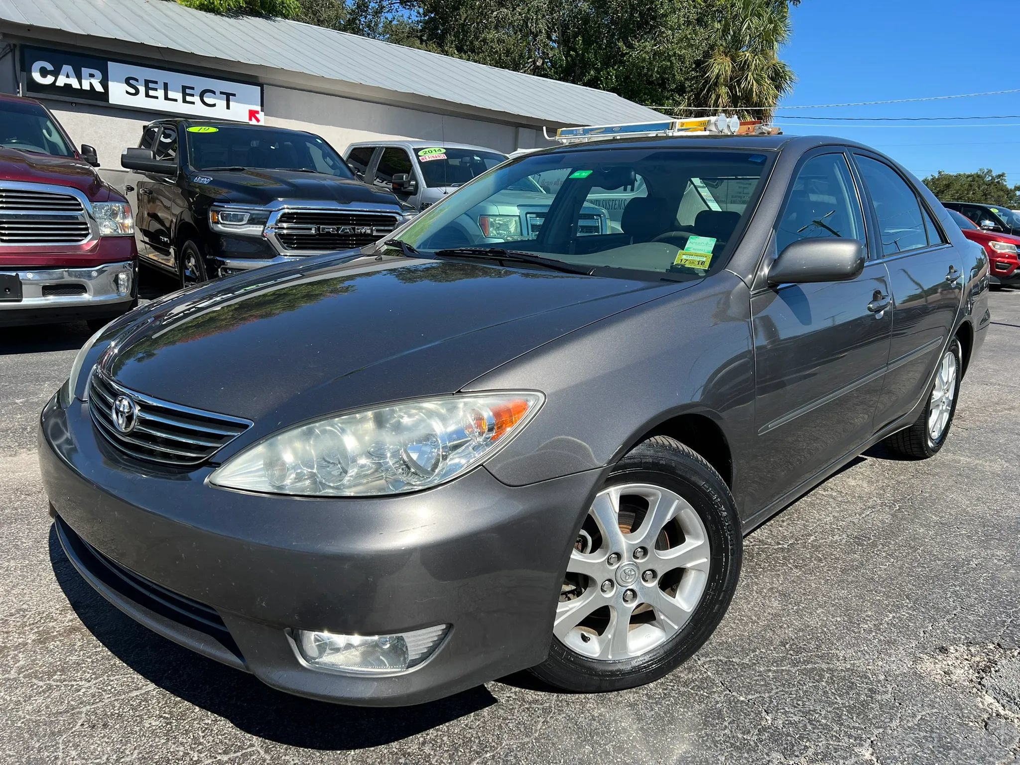 Used 2005 Toyota Camry XLE w/ VSC & Side Airbag Pkg FWD image 1