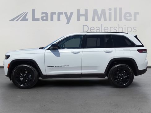 New 2026 Jeep Grand Cherokee Altitude AWD/4WD image 2