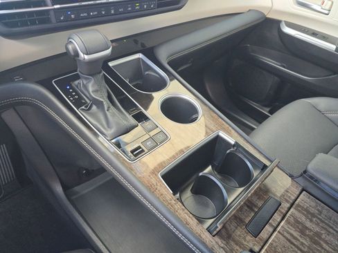 Used 2025 Toyota Sienna Platinum image 16