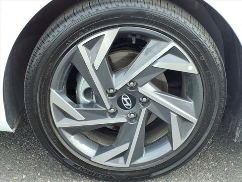 Certified 2025 Hyundai Elantra SEL image 9