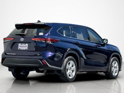 Used 2022 Toyota Highlander LE FWD image 5