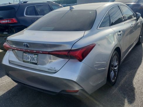 Used 2020 Toyota Avalon XLE w/ Moonroof Package image 3