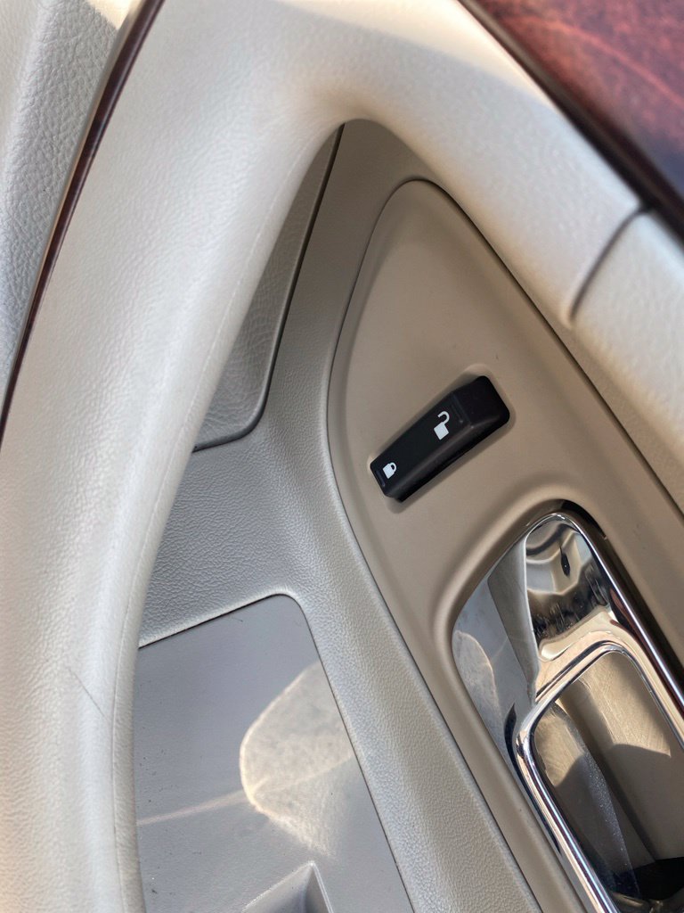 Used 2010 Ford Taurus Limited FWD image 28