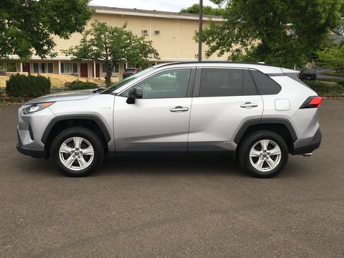 Used 2021 Toyota RAV4 LE AWD/4WD image 3