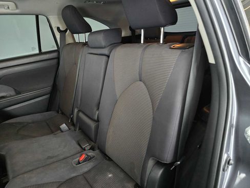 Used 2020 Toyota Highlander L FWD image 18