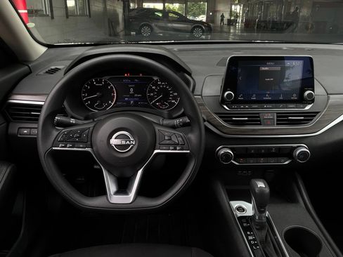 Used 2025 Nissan Altima 2.5 SV FWD image 14