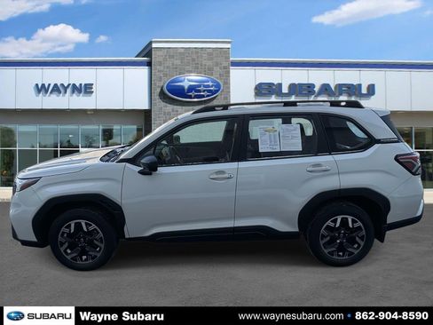 Used 2025 Subaru Forester Base image 5