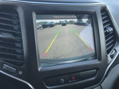Used 2020 Jeep Cherokee Trailhawk w/ Comfort/Convenience Group AWD/4WD image 18