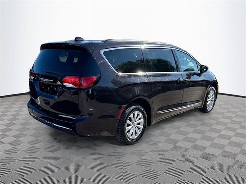 Used 2017 Chrysler Pacifica Touring-L image 6